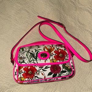 SOLD - GUCCI
Canvas Flora Floral Shoulder Bag White Fuchsia Fluo